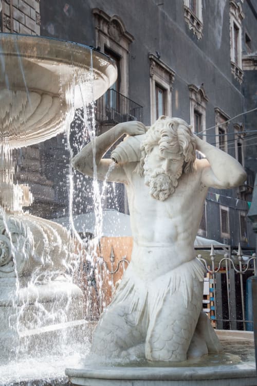 Fontana in marmo classico con figura di uomo barbuto nella corte di Catania, Sicilianinsta Rooms