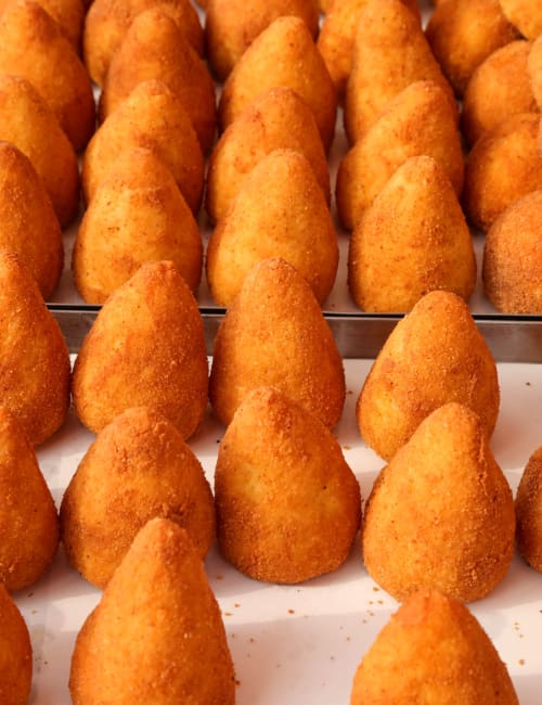 Arancini fritti d'oro presso Sicilianinsta Rooms, tradizionali polpettoni di riso siciliani a Catania