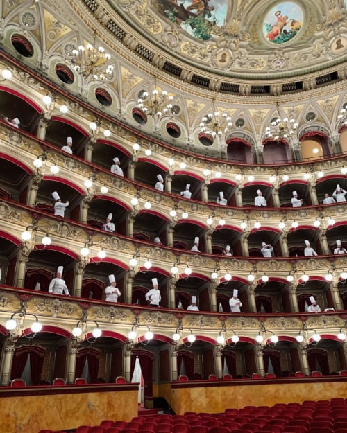 Interno storico del teatro dell'opera di Catania, Italia con balconate ornate e soffitto dorato