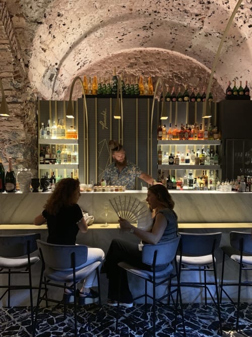 Ospiti al bar nella lounge della cantina con volta in pietra, Sicilianinsta Rooms, Catania