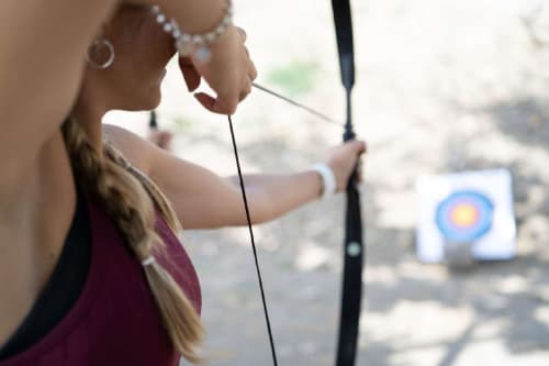 Mujer practicando tiro con arco en El Paraje del Chef, Granada, España con diana visible