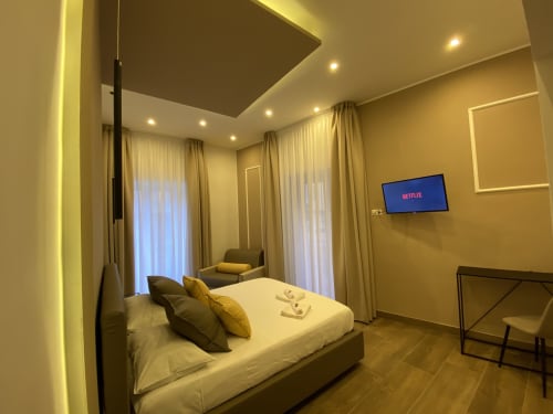 Luxus-Deluxe-Doppelzimmer im Salotto Toledo Neapel mit moderner Einrichtung, Netflix-TV, Ambientelicht und elegantem Mobiliar