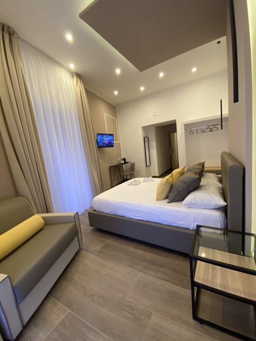 Modernes Deluxe-Kingzimmer im Luxushotel Salotto Toledo in Neapel mit zeitgenössischen Möbeln und Ambientelicht