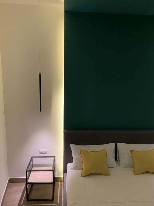 Modernes Superiorzimmer im Salotto Toledo, luxuriöses B&B in Neapel, mit Bett, gelben Kissen und minimalistischem Design