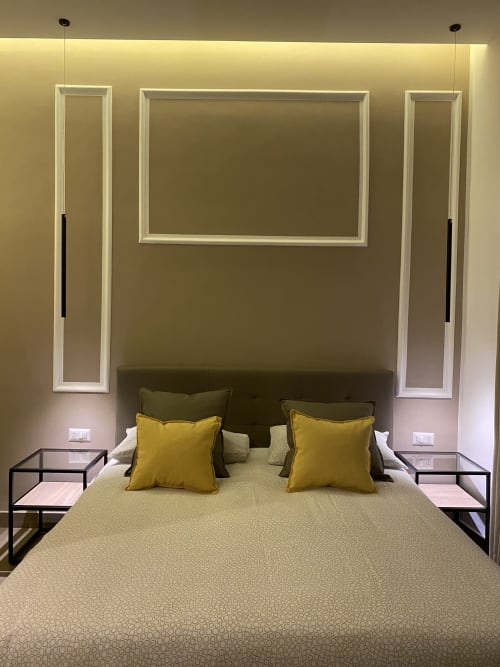 Modernes Schlafzimmer im Luxushotel Salotto Toledo in Neapel mit Bett, gelben Kissen, gerahmten Kunstwerken und zeitgenössischen Möbeln