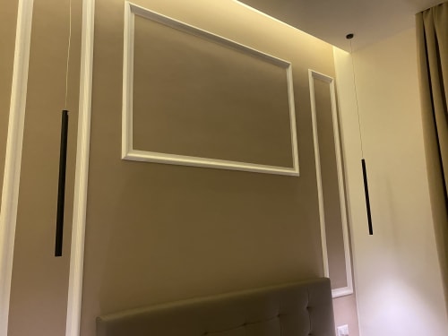 Modernes Hotelzimmer mit gerahmten Kunstwerken und Pendelleuchten in den Salotto Toledo Luxuszimmern in Neapel