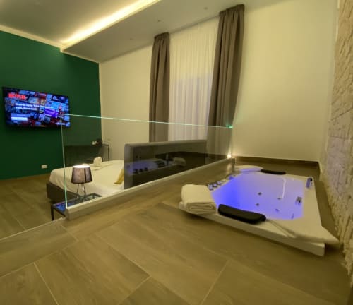 Luxussuites im Salotto Toledo Neapel mit beleuchteter Whirlpool-Badewanne, Flachbildfernseher und modernen Annehmlichkeiten