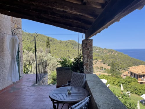 Terraza de la habitación Mestral en Petit Hotel Sa Plana, Estellencs, con vistas al mar Mediterráneo y al paisaje de las colinas
