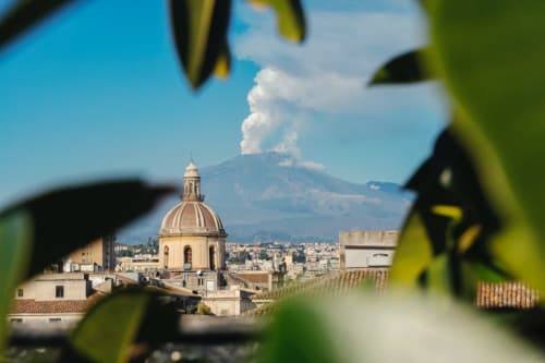 Vista dell'Etna dal tetto di Catania con la cupola della cattedrale, Sicilianinsta Rooms B&B