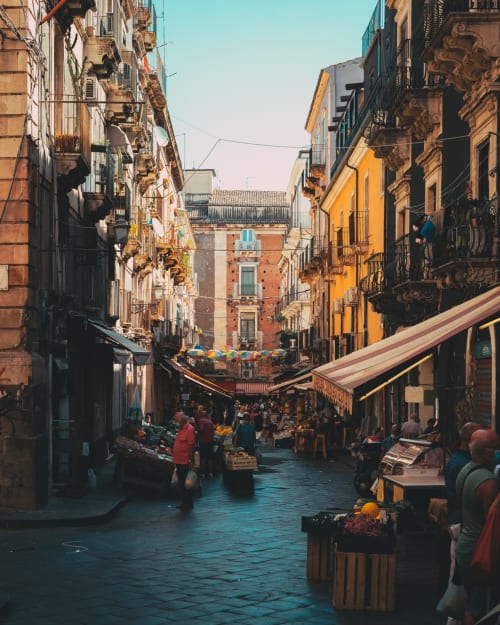 Vivace mercato di strada a Catania, Sicilia vicino a Sicilianinsta Rooms con edifici colorati e venditori