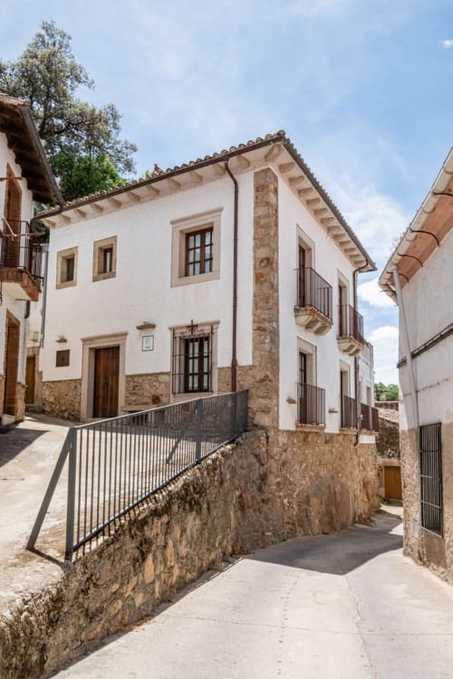 Casa Rural El Fontano villa exterior in Montanchez with white walls, stone details, and traditional architecture