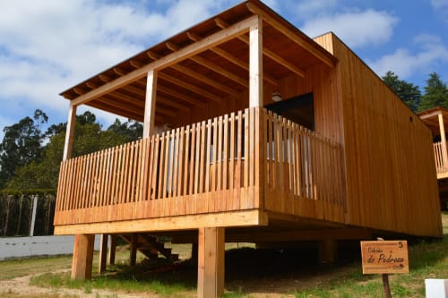 Exterior de cabaña de madera en Cabañas Compostela con terraza y barandillas en Santiago de Compostela