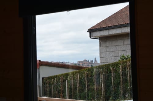 Vista de la terraza con la catedral de Santiago de Compostela y viñedos desde el balcón del apartamento Cabañas Compostela