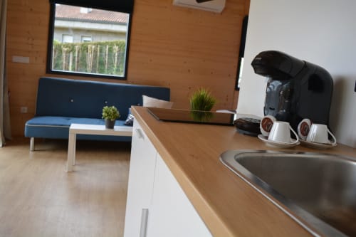 Moderno kitchenette en Cabañas Compostela con sala de estar, vistas a las montañas y amenidades incluyendo cafetera