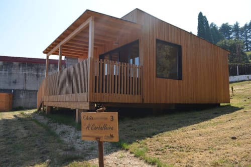 Moderna cabaña de madera en Cabañas Compostela, Santiago de Compostela, con terraza y vistas a la montaña