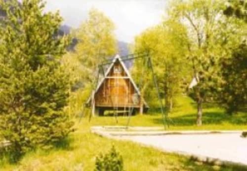 Chalet classique niché dans une forêt de pins avec vue sur les montagnes, Jausiers, France