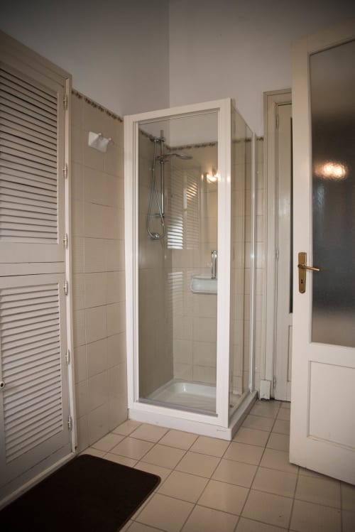 Moderno bagno con doccia in vetro presso il B&B Valle Allegra a Gravina di Catania, Italia
