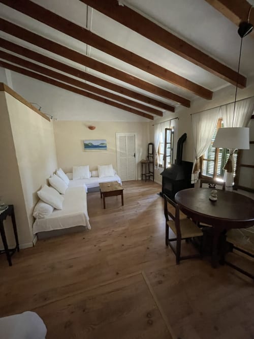 Habitación doble Tramuntana Superior en Petit Hotel Sa Plana de Estellencs con vigas vistas, mobiliario blanco y madera