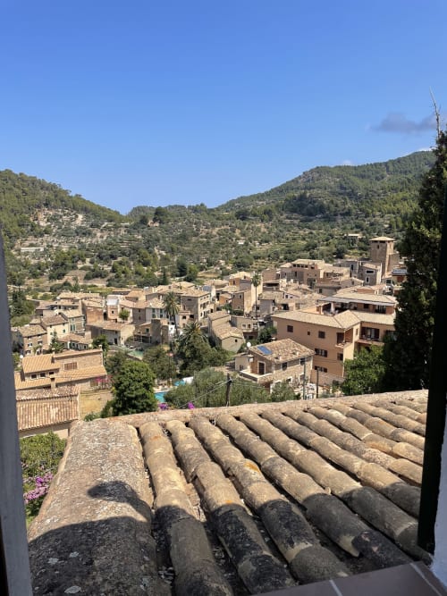 Pueblo de Estellencs enclavado en la sierra de Tramuntana con tejadillos de barro y arquitectura mediterránea