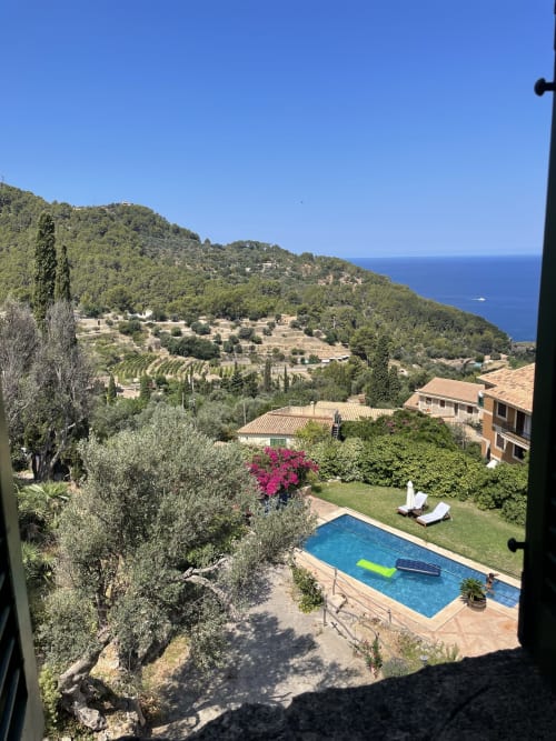 Vista desde habitación del Petit Hotel Sa Plana con piscina, jardines y Mar Mediterráneo en Estellencs