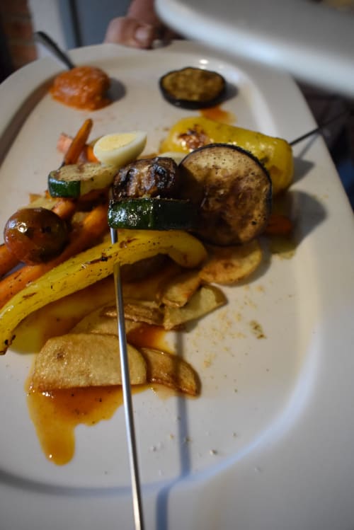 Brocheta de verduras a la parrilla con champiñones, calabacín y patatas en el hostal La Calma De Bellver, Bellver de la Cerdanya