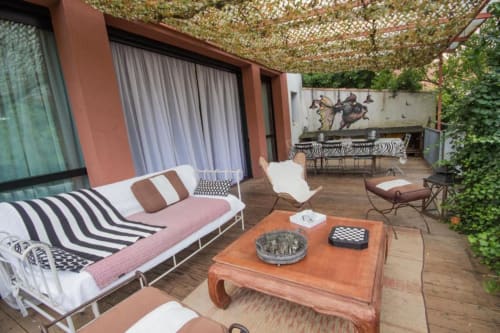 Terrasse couverte pour les fumeurs mais aussi les non fumeurs qui veulent se ressourcer au milieu de la verdure !