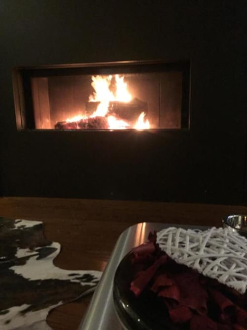 Quoi de plus réconfortant qu'un bon feu de cheminée en arrivant à la maison ?