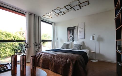 Suite parentale lumineuse et apaisante avec sa large vue sur le jardin