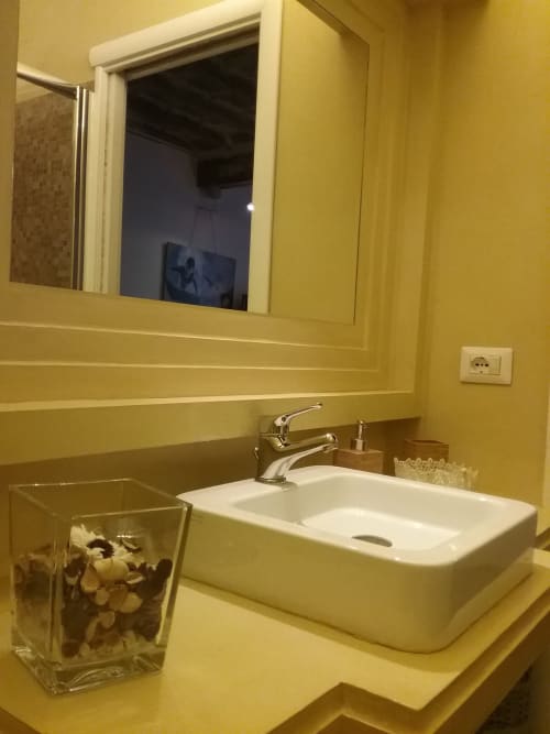 Lavabo moderno con rubinetto cromato nell'appartamento Tommaso di Orso Luxury Apartments, Roma