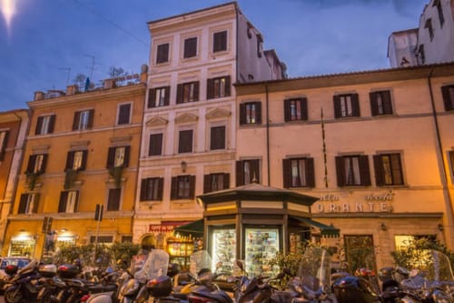 Esterni di Orso Luxury Apartments a Roma al tramonto, edifici italiani colorati con vista sulla strada della città