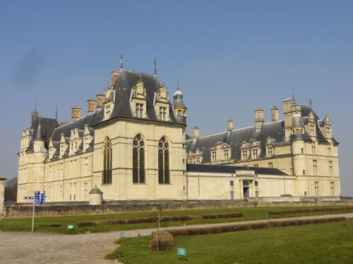 Grand château aux toits mansardés et tours à Le Plessis Luzarches, France