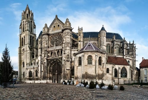 Cathédrale gothique historique près du gîte Aux Fleurs de Cerises à Le Plessis Luzarches, France