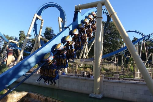 Montagnes russes bleues avec des passagers dans un parc d'attractions près du Plessis-Luzarches, France
