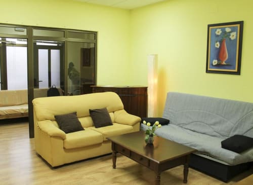 Sofás amarelo vibrante e cinza no lounge moderno do hotel Turismo en Sanabria em Vigo, Zamora