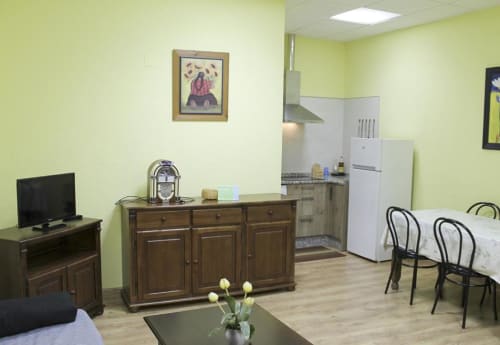 Apartamento Turismo en Sanabria em Vigo com paredes amarelo brilhante, cozinha, TV, jukebox e área de refeições com madeira