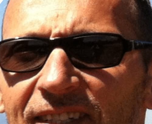 Homme portant des lunettes de soleil noires à Chez Anne Marie, gîte à Beausemblant, France