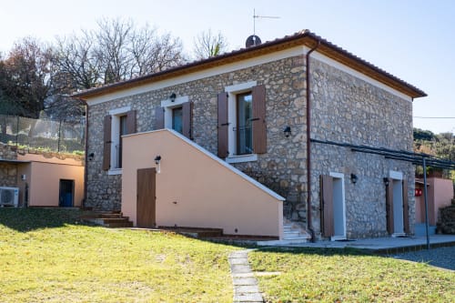 Villa in pietra La Casetta con ingresso in cotto a Gavorrano, Toscana