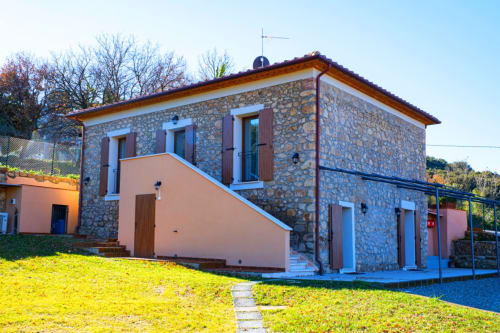 La Casetta di Pietra, cottage in pietra con terrazza rosa a Gavorrano, Toscana