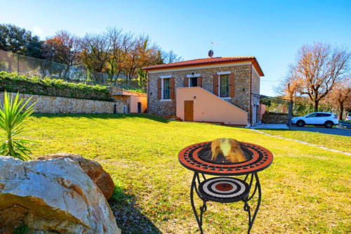 La Casetta di Pietra BnB a Gavorrano: casa in pietra, giardino curato e focolare decorativo
