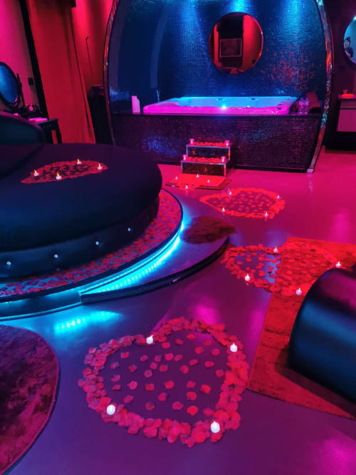 L'Insolite Spa Privatif : ambiance romantique, néon, pétales de roses et jacuzzi illuminé à Toulouse