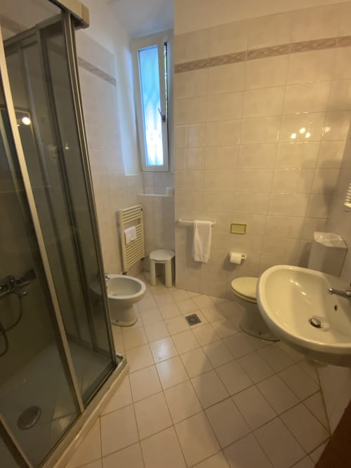 Moderno bagno di Alloggio Le Casette a Verona con doccia, WC, bidet e scaldasalviette