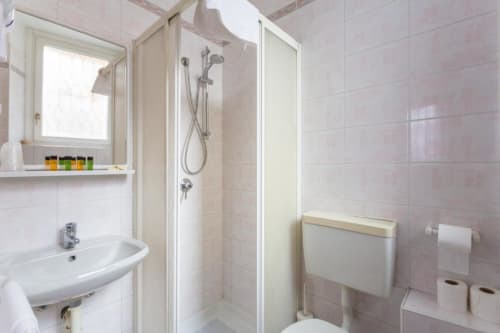Bagno pulito con doccia, lavabo, wc e finestra presso Alloggio Le Casette a Verona