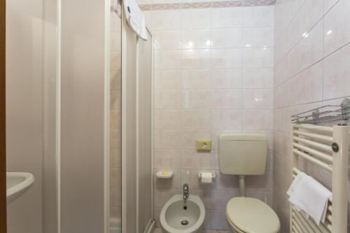 Bagno bianco e luminoso con toilet, bidet e scaldasalviette nella struttura Alloggio Le Casette di Verona