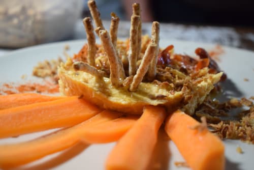 Papas crujientes con carne desmenuzada y palitos de zanahoria servidos en el hostal La Calma De Bellver en Bellver de la Cerdanya, España