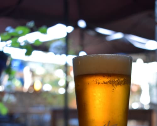 Vaso de cerveza con fondo desenfocado en el hostal La Calma De Bellver en Bellver de la Cerdanya, España