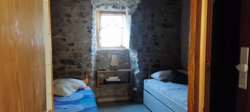 Acogedora habitación doble en el hostal La Calma De Bellver en Bellver de la Cerdanya con dos camas y vistas a las montañas