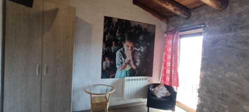 Habitación rústica en La Calma De Bellver con armario de madera, arte mural, radiador y cortinas rojas enmarcando vistas de montaña