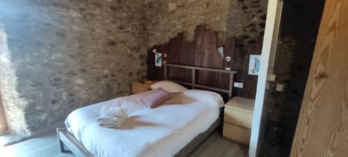 Dormitorio moderno en el albergue La Calma De Bellver en Bellver de la Cerdanya con ropa de cama blanca y vistas a las montañas
