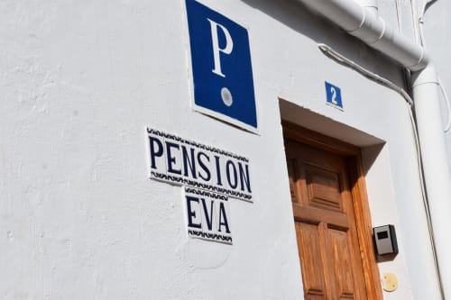 Entrada del hostel Pensión Eva con señal de estacionamiento en Puerto de Mogán
