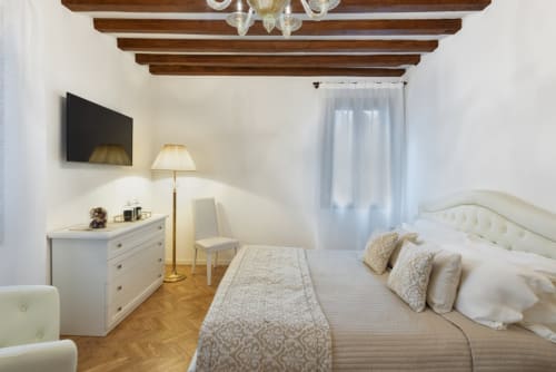 Family Apartment, Canal View, Fenice, Casanova, Opera house, Maria Callas, AD Place, Venice